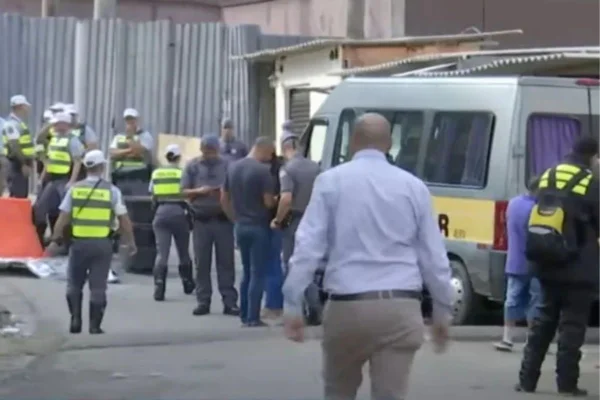 Imagem colorida mostra van escolar cercada por policiais militares após veículo atropelar e matar duas meninas na zona sul de São Paulo - Metrópoles