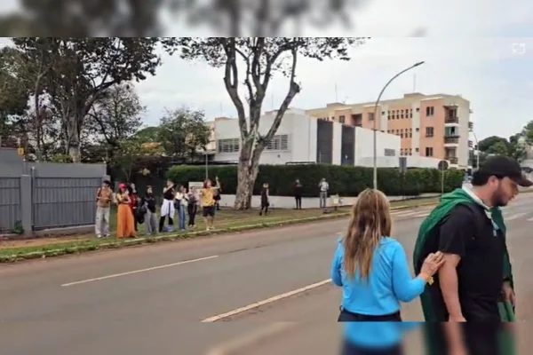 Manifestantes da direita batem boca com apoiadores do PT durante ato no DF