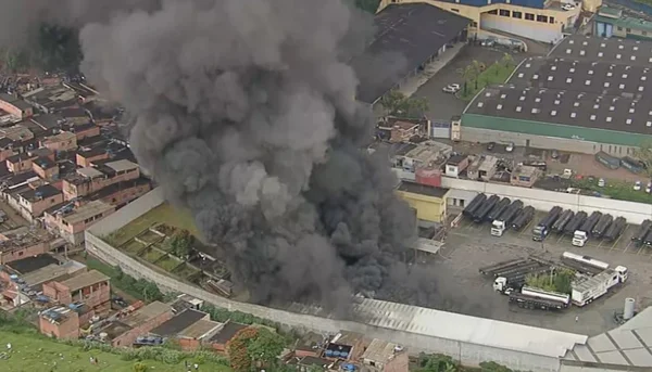 Incêndio atinge empresa em Osasco, na Grande São Paulo