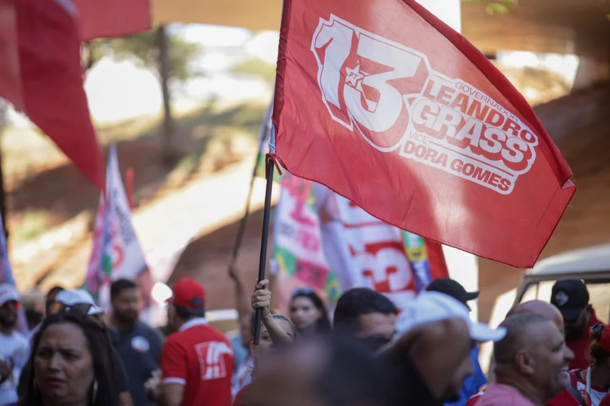 Leandro Grassa faz campanha em assembleia dos rodoviários no Conic, mas vai embora antes da reunião do sindicato.
Leandro Grassa faz campanha em assembleia dos rodoviários no Conic, mas vai embora antes da reunião do sindicato.