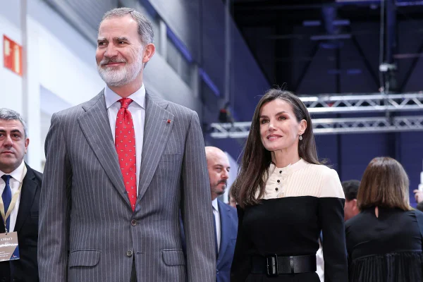 Foto colorida de homem alto e com cabelo grisalho ao lado de mulher com cabelo castanho e roupa preta - Metrópoles
