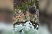 Menina de 10 anos é resgatada após ser arrastada pela correnteza no Canto do Maluf, na Praia da Enseada, na cidade do Guarujá