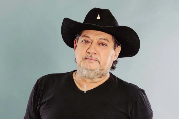 imagem colorida do cantor sertanejo lucas, da dupla lucas e matheus