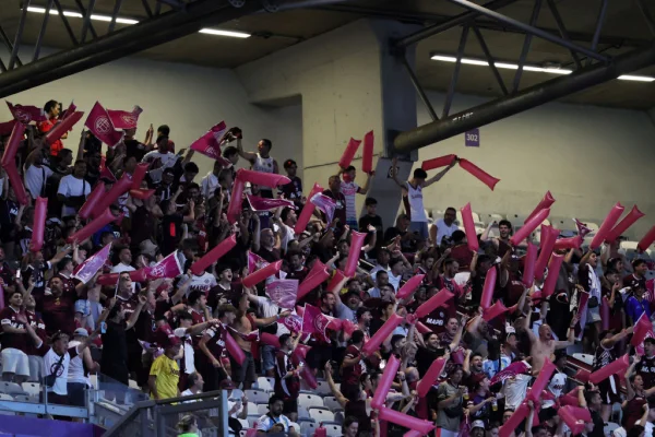 Imagem colorida de torcida do Lanus, Mineirão- Metrópoles