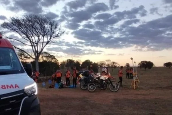 Imagem colorida de ambulância com grupo de legendários atacados por abelhas em Caldas Novas