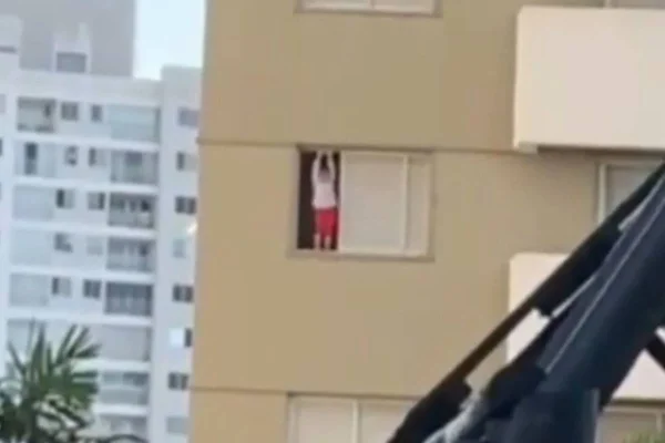 criança é vista andando pela janela de prédio em goiânia