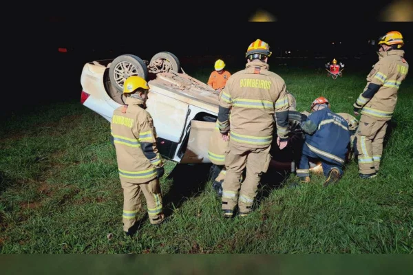 Carro capota e idoso de 98 anos fica preso por cinto de segurança
