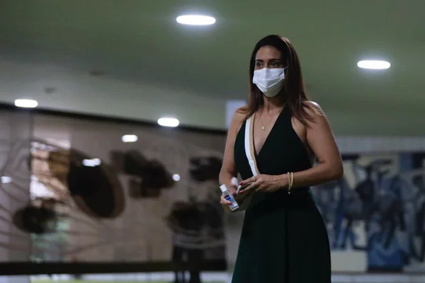 Deputada Flávia Arruda PL, chegando no plenário movimento na camara dos deputados eleicao presidente 11