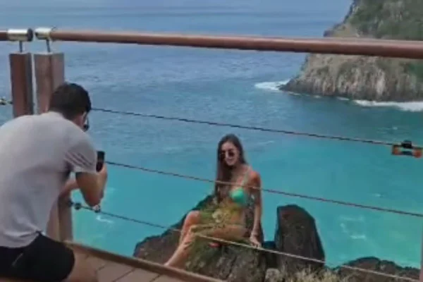 Multa de até R$ 10 mil! Turistas ignoram alerta e invadem área proibida para tirar foto em Noronha