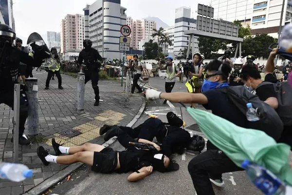 Polícia volta a agir contra manifestantes em Hong Kong