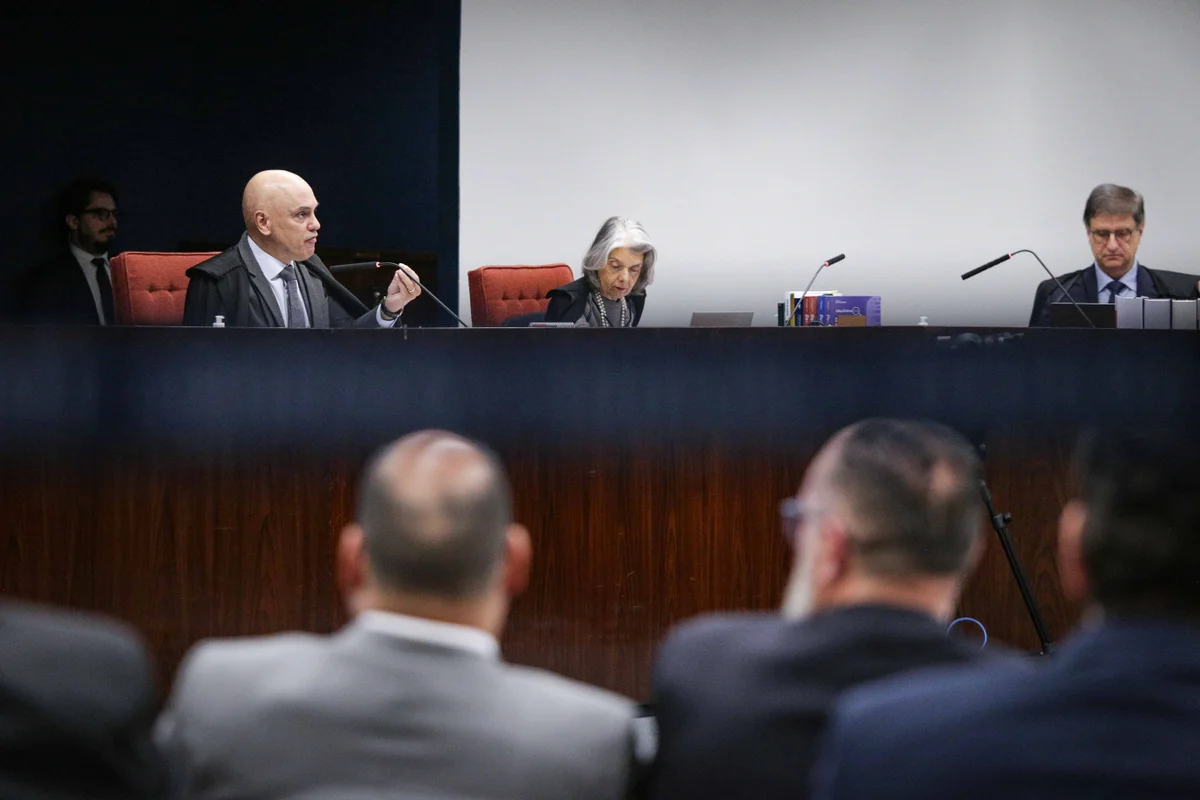 A Primeira Turma do Supremo Tribunal Federal (STF) retomou, na manhã desta terça-feira (21/10), o julgamento do núcleo 4, conhecido como o grupo de desinformação, no âmbito do processo referente à tentativa de golpe de Estado após as eleições de 2022. No total, são sete réus acusados pela Procuradoria-Geral da República (PGR) de propagar notícias falsas sobre as urnas eletrônicas. A Primeira Turma do Supremo Tribunal Federal (STF) retomou, na manhã desta terça-feira (21/10), o julgamento do núcleo 4, conhecido como o grupo de desinformação, no âmbito do processo referente à tentativa de golpe de Estado após as eleições de 2022. No total, são sete réus acusados pela Procuradoria-Geral da República (PGR) de propagar notícias falsas sobre as urnas eletrônicas.