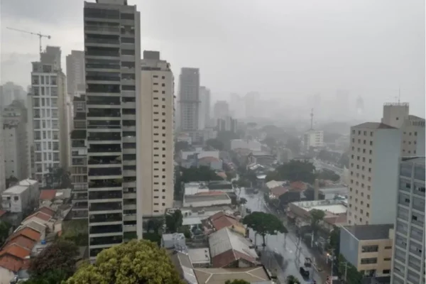 Com alta nebulosidade e sem chance de chuva, nova frente fria se propaga do litoral e muda o tempo em São Paulo a partir desta quarta - Metrópoles