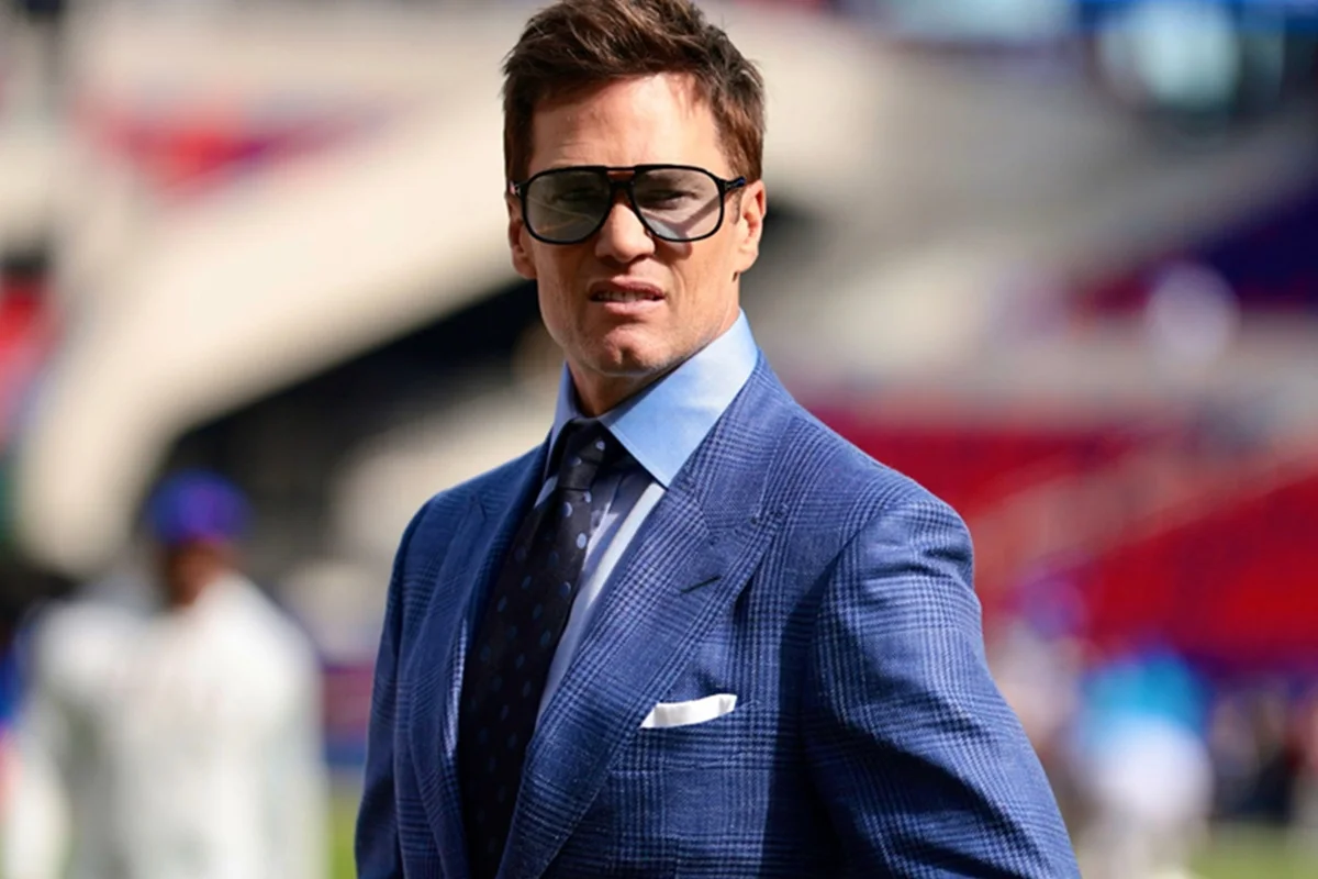 Tom Brady posa de óculos escuros e terno azul Tom Brady posa de óculos escuros e terno azul