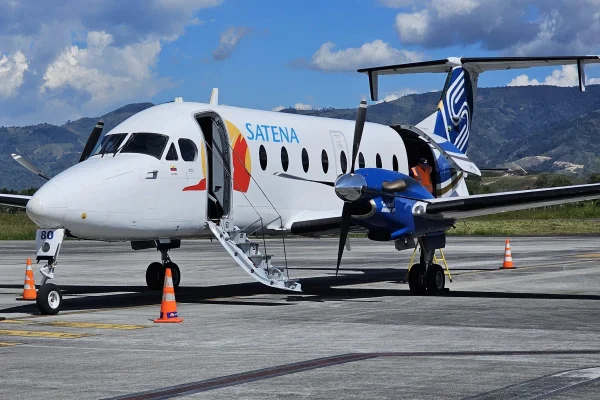 Imagem colorida mostra avião da empresa Satena - Metrópoles