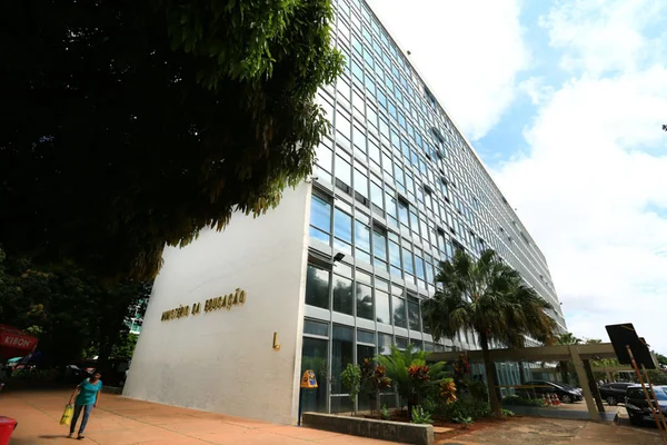 Aprovado pelo MEC, guia infantil tem brincadeira que encena escravidão