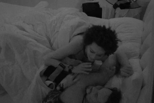Natália e Eliezer passaram noite quente no BBB22