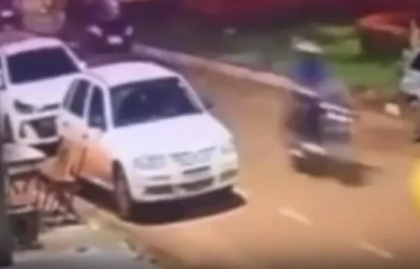Imagem colorida do momento em que menino de 4 anos é atropelado por moto em MT - Metrópoles