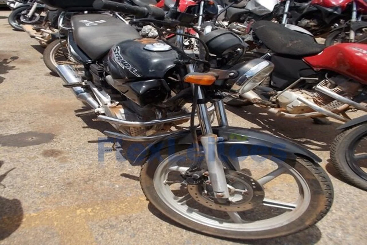 Honda CBX 200 Strada 2002 R$ 600 Honda CBX 200 Strada 2002 R$ 600