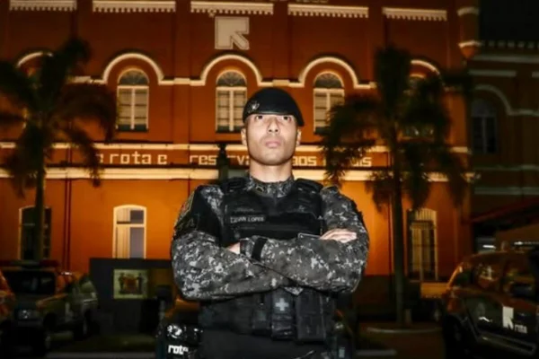 Policial militar com a farda Rota - Metrópoles