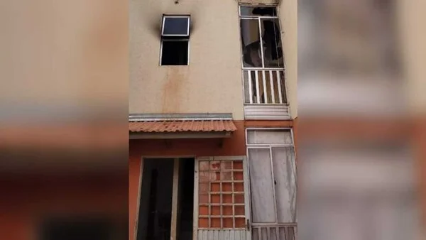 Mulher pula janela de apartamento com os filhos