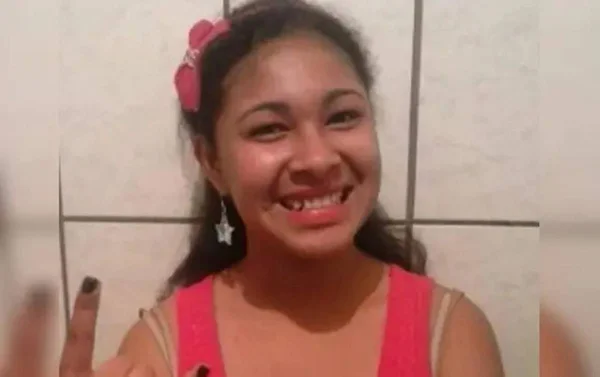 Foto colorida de jovem morta