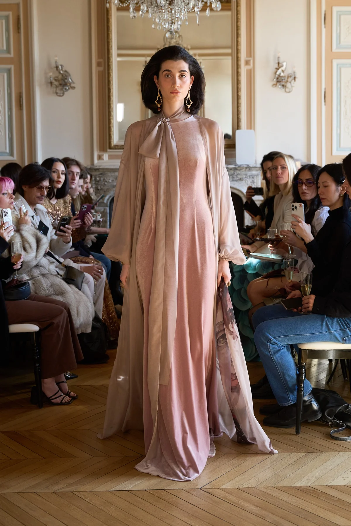 Para Barbara Rizzi, a parceria uniu duas identidades: a elegância arquitetônica da alfaiataria italiana e a alma criativa da Confraria Studio Para Barbara Rizzi, a parceria uniu duas identidades: a elegância arquitetônica da alfaiataria italiana e a alma criativa da Confraria Studio