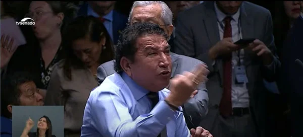 imagem colorida de magno malta chorando no plenário