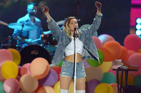 Miley Cyrus divulga clipe de “Younger Now”