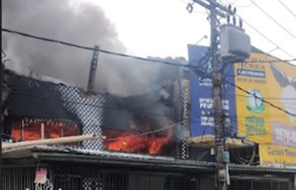 Bombeiros combatem incêndio em galpão no RJ há mais de 24 horas