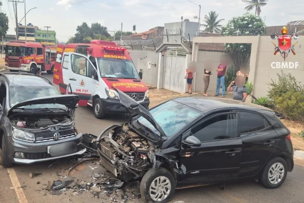 Duas pessoas ficam feridas após colisão frontal em Taguatinga; veja