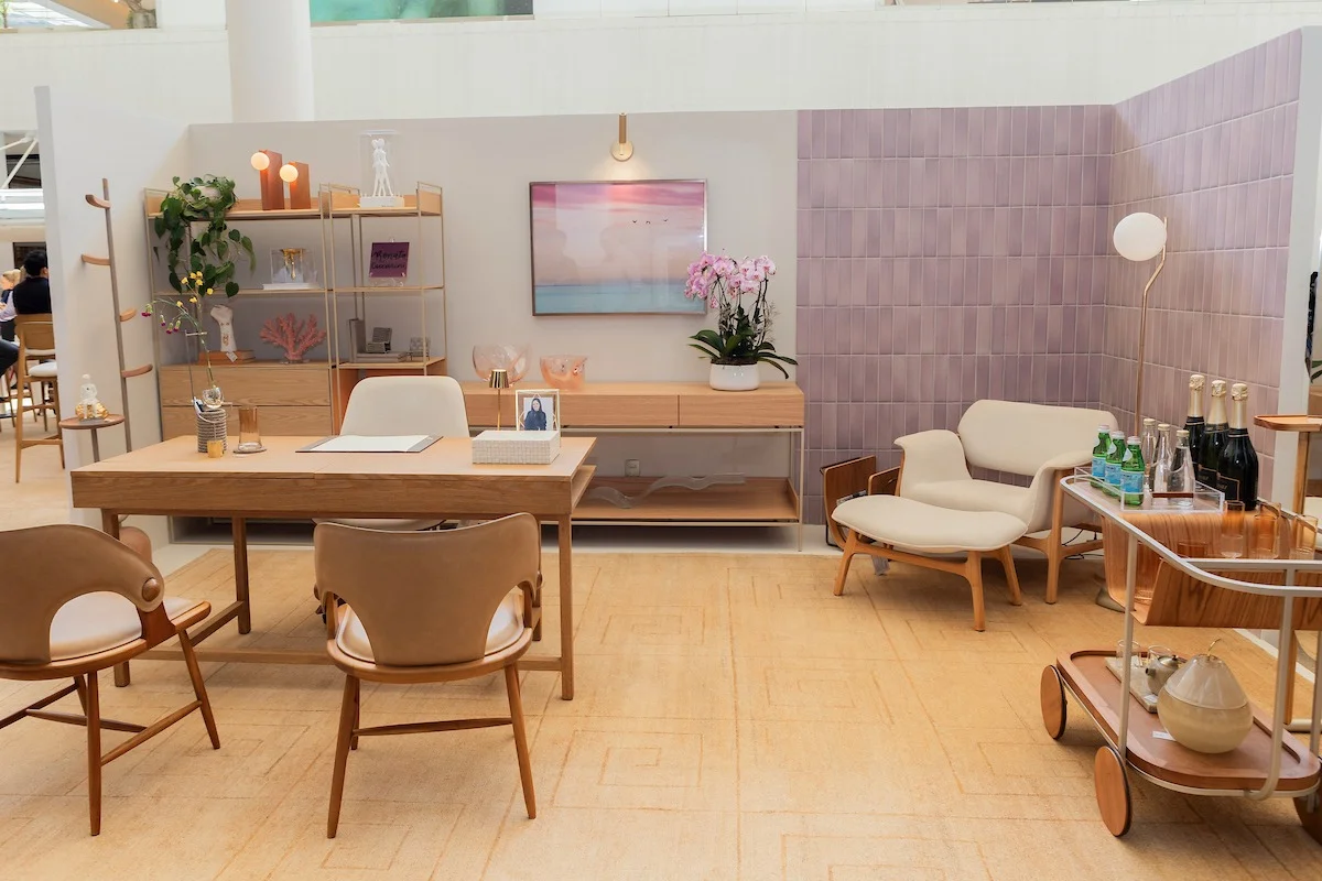 O Home Office também incorpora um bar discreto, que amplia o uso do espaço e reforça a proposta de funcionalidade no dia a dia O Home Office também incorpora um bar discreto, que amplia o uso do espaço e reforça a proposta de funcionalidade no dia a dia