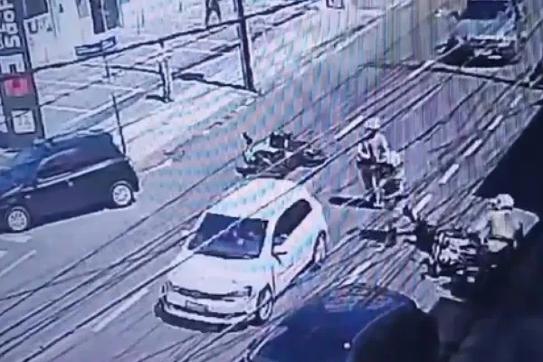 Imagem de circuito de segurança mostra atropelamento de policiais em Salvador - Metrópoles
