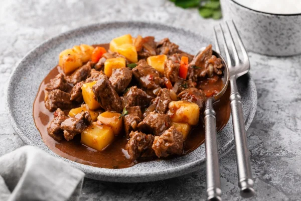 Carne dela panela servida em prato