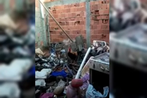 Imagens nojentas: traficante preparava churrasquinho em casa cheia de lixo