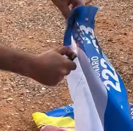 Homem dá voadora e tenta queimar bandeira de Celina; deputado aciona a PCDF - imagem 4 Homem dá voadora e tenta queimar bandeira de Celina; deputado aciona a PCDF - imagem 4