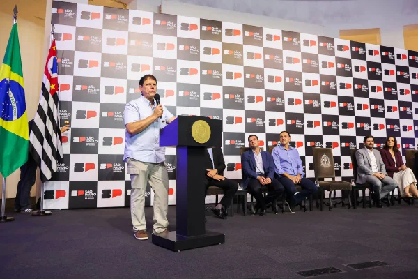 Imagem colorida mostra o governador de São Paulo Tarcísio de Freitas discursando - Metrópoles