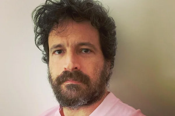 Foto colorida de Caco Ciocler - Metrópoles