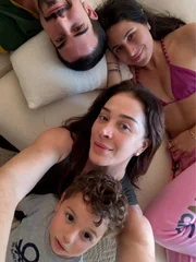 Claudia Raia publicou um álbum de fotos ao lado de Enzo Celulari, de 28 anos, Sophia Raia, de 22, e do caçula Luca, de 3
