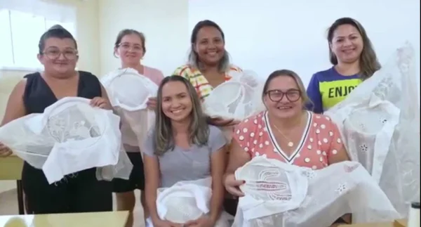 Bordadeiras com o vestido de Janja