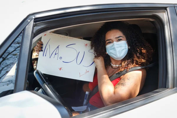 Mulher com cartaz 'Viva o SUS'