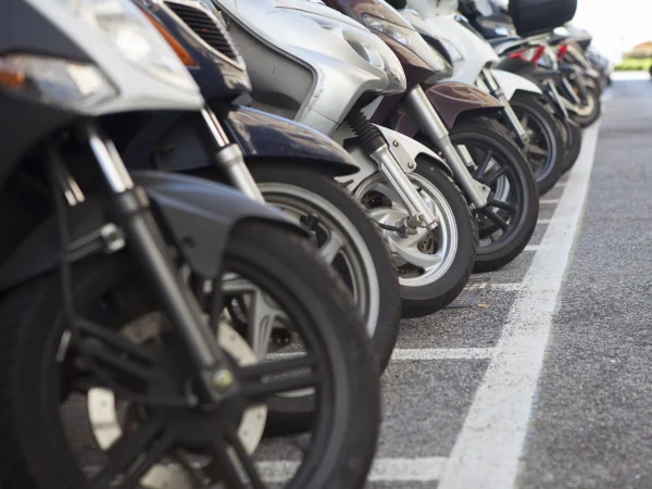 FOto colorida de motocicletas enfileiradas. Imagem ilustrativa - Metrópoles