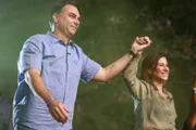 Flávio Bolsonaro (PL) e a esposa, Fernanda Bolsonaro, durante convenção estadual do PL no Distrito Federal Flávio Bolsonaro (PL) e a esposa, Fernanda Bolsonaro, durante convenção estadual do PL no Distrito Federal