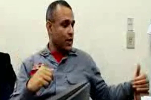 Bombeiro fardado fala enquanto gesticula em sala - Metrópoles