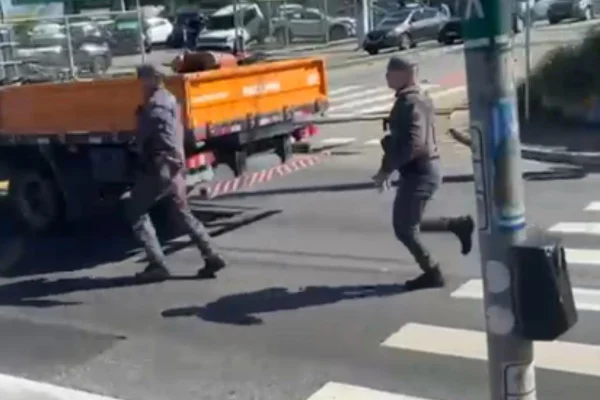 Imagem colorida de tiroteio durante perseguição policial na zona oeste de SP - Metrópoles
