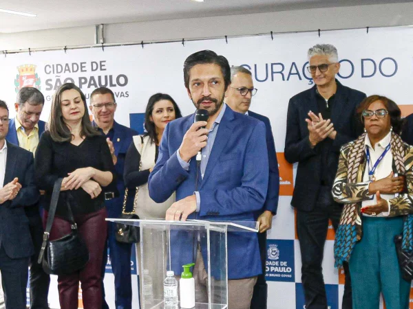 Ricardo Nunes, homem branco, com barba e cabelos pretos, participa de coletiva com mais seis pessoas - Metrópoles