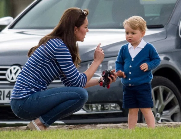 “Não, George!”. Kate Middleton é flagrada dando bronca no filho e imagem vira piada na internet