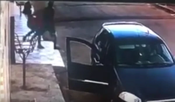 Vídeo mostra jovem sendo assaltada na porta de casa, em Sobradinho