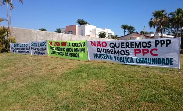 Sob protesto de moradores, Agefis continua desobstrução da orla