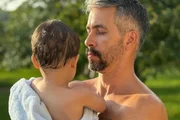 Danilo Vieira posa com o filho, Ben, no colo Danilo Vieira posa com o filho, Ben, no colo