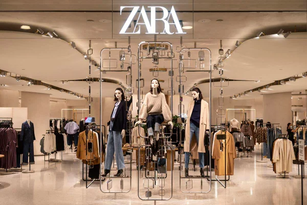 Na imagem com cor, fachada da Loja Zara - Metrópoles